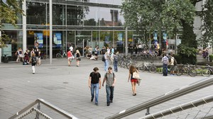 Das Foto zeigt Studierende auf dem Platz vor dem Hörsaalzentrum der TU Dresden.