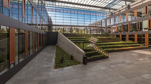 Foyer des Biologie-Gebäudes der TU Dresden. Darin wachsen zahlreiche Pflanzen.