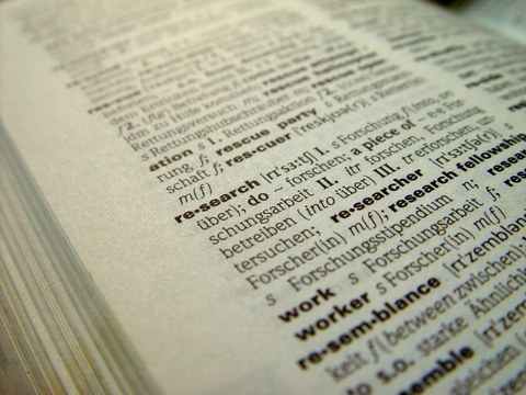 Das Foto zeigt eine Seite in einem Wörterbuch, auf welcher das Wort "research" im Fokus steht.