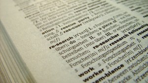 Das Foto zeigt eine Seite in einem Wörterbuch, auf welcher das Wort "research" im Fokus steht.