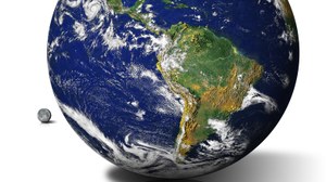 Das Bild zeigt eine 3D-Darstellung der Erdkugel, auf welcher hauptsächlich der südamerikanische Kontinent zu sehen ist, sowie einen kleinen Mond hinter der Erdkugel, vor weißem Hintergrund. Am Boden ist eine leichte Spiegelung der Erdkugel erkennbar.