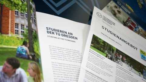Das Foto zeigt Informationsmaterial der TU Dresden. Vordergründig ist ein Heft zum Thema "Studieren an der TU Dresden" und ein Informationsblatt zum Studienangebot.
