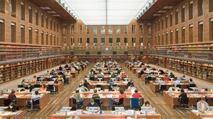  Das Foto zeigt einen Blick in den Zentralen Lesesaal der Staats- und Universitätsbibliothek Dresden. An den Arbeitsplätzen sitzen viele Studierende.