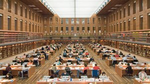  Das Foto zeigt einen Blick in den Zentralen Lesesaal der Staats- und Universitätsbibliothek Dresden. An den Arbeitsplätzen sitzen viele Studierende.