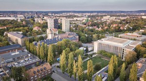 Das Foto zeigt eine Luftaufnahme einiger Gebäude der TU Dresden. Unter anderem kann man das Hörsaalzentrum mit seiner großen Wiese erkennen.