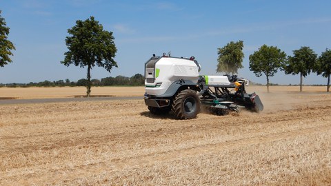 Autonome Feldbearbeitungsmaschine auf einem Feld