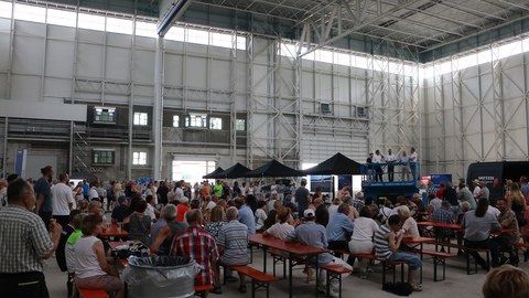 Halle mit Besuchern und Bühne