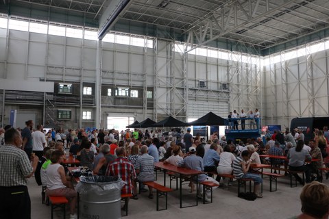 Halle mit Besuchern und Bühne