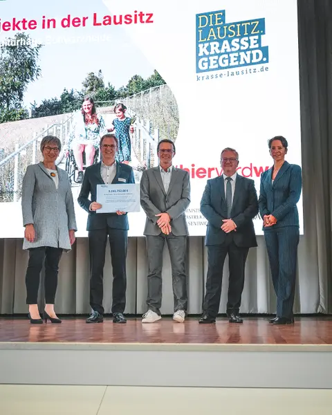Gruppenbild mit Förderscheck 