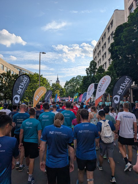 Bilder der Läufer am Postplatz bei der REWE TEAM CHALLENGE 2026