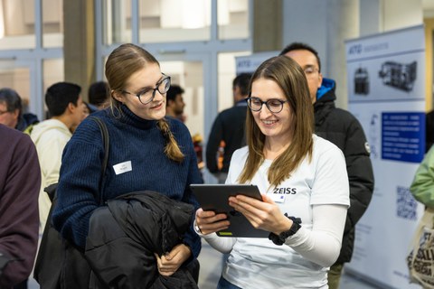 Impressionen Branchentreff - Personalerin zeigt Studentin etwas auf einem IPad