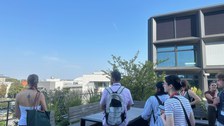 Dachterasse mit Ausblick auf die Stadt