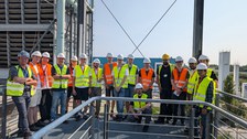 Gruppe von Menschen in Warnweste auf einer Aussichtsplatform