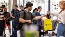 Ausgabe von Dresden-Tüten
