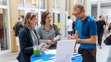 Drei Menschen im Gespräch