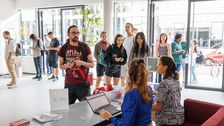 Empfangsbereich des IFW mit Studierenden