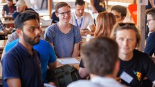 Studierender mit Unternehmen im GesprächImpressionen Tour de Dresden Citybeach 2024