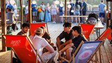 Studierende im Liegestuhl sitzend unterhalten sich -Impressionen Tour de Dresden Citybeach 2024