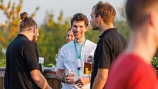 Small Talk vor Dresdner Altstadtkulisse - Impressionen Tour de Dresden Citybeach 2024