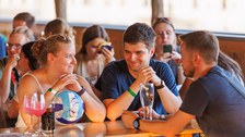 Studierende beim Netzwerken - Impressionen Tour de Dresden Citybeach 2024