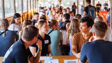 Studierende an Biertischen auf Dachterrasse im Abendlicht im Gespräch -Impressionen Tour de Dresden Citybeach 2024