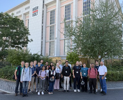Gruppenbild Highvolt vor Gebäude