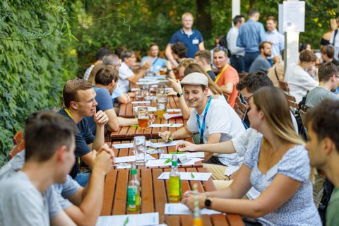 Studierende unterhalten sich munter im Biergarten bei der Tour de Dresden