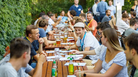 Studierende unterhalten sich munter im Biergarten bei der Tour de Dresden