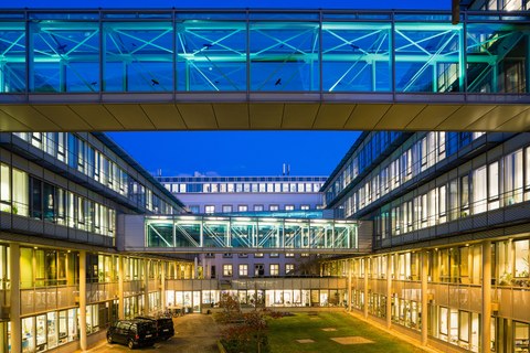 Gebäude des IFW Dresden beleuchtet im Dunkeln fotografiert