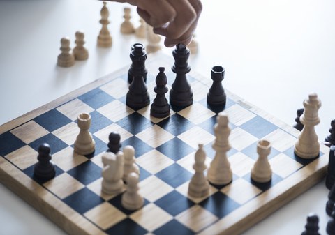 Schachbrett während eines Spiels, Schwarz zieht den König