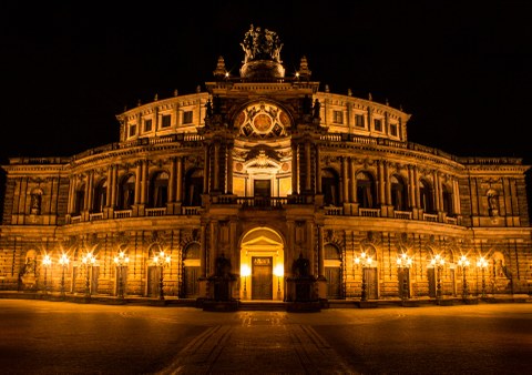 Gebäude der Semperoper Dresden hell beleuchtet in der Nacht