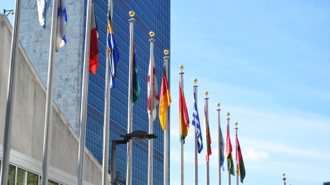Flaggen vor einem Bürogebäude