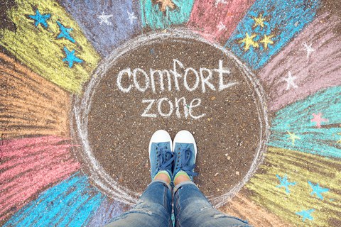 Straßenkreidebild - mit Regenbogen:"Comfort zone"