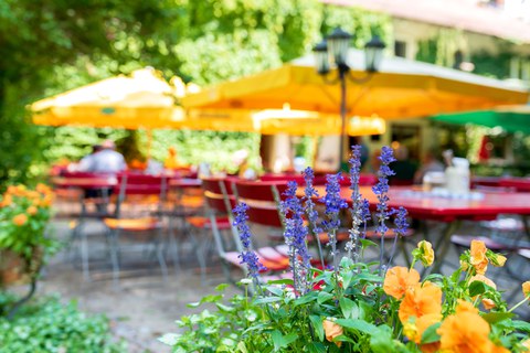 Schöner Bayerischer Biergarten auf dem Oktoberfest als Hintergrund 