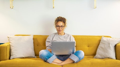 https://stock.adobe.com/de/images/one-woman-smiling-and-using-laptop-computer-at-home-sitting-comfortably-on-a-yellow-sofa-in-living-room-smart-working-female-people-notebook-surfing-the-web-enjoying-technology-and-connection/568889542