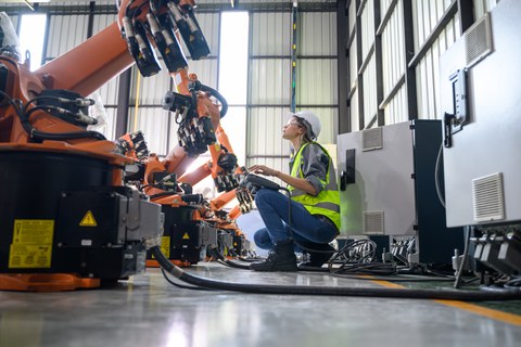 Wartungstechniker, der mit der Automatisierung von Robotermaschinen arbeitet