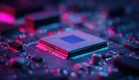 Close-up of a high-tech microprocessor chip with intricate circuitry and vibrant pink and blue lighting effects on a circuit board Heruntergeladen Close-up of a high-tech microprocessor chip with intricate circuitry and vibrant pink and blue lighting effe