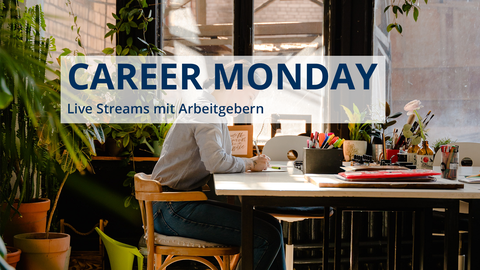Studierdende sitzt in Appartment vor ihren Laptop am Schreibtisch. Aufschrift: Career Monday Live Streams mit Arbeitgebern