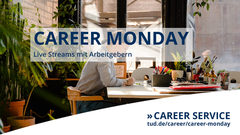 Studierdende sitzt in Appartment vor ihren Laptop am Schreibtisch: Career Monday Live Streams mit Arbeitgebern