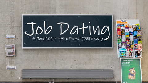 Wand mit Tafel und Zeitungsregal im Hörsaalzentrum der TU Dresden, davor Flyerständer; auf der Tafel: "Job Dating 5. Juni 2024, Alte Mensa (Dülfersaal)"