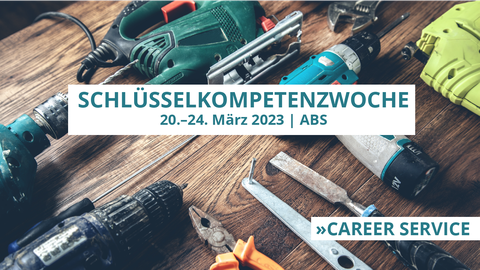 Hintergrundbild mit Werkzeugen (Tools) – "Schlüsselkompetenzwoche, 20.–24. März 2023, ABS" - TU Dresden Logo, Career Service Logo 