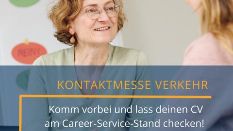 Leierin Career Service im gespräch mit Studentin bei einem Bewerbungsmappencheck.