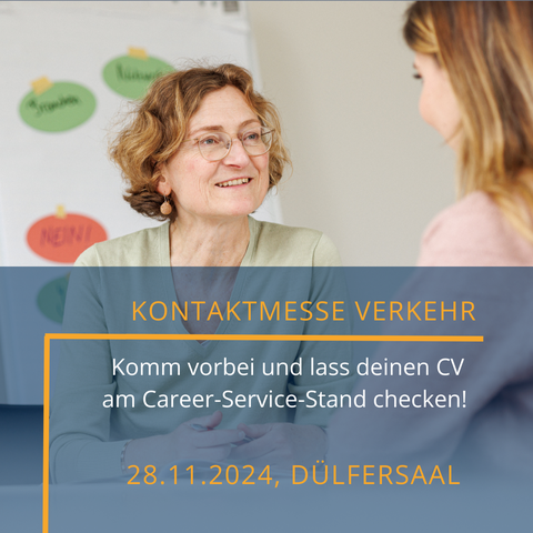 Leierin Career Service im gespräch mit Studentin bei einem Bewerbungsmappencheck.