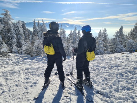 Foto von zwei Peronsen mit Skiern im Schnee