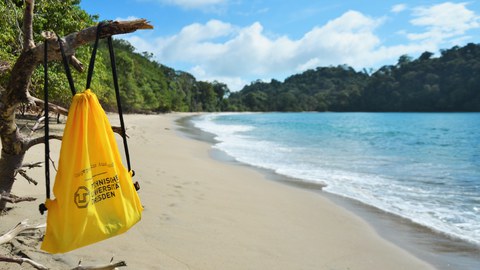 Strand in Ecuador mit gelbem TU-Beutel