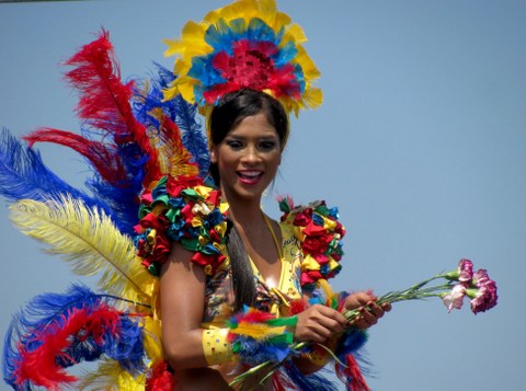 Frau in Karnevalskostüm mit Kolumbiens Nationalfarben