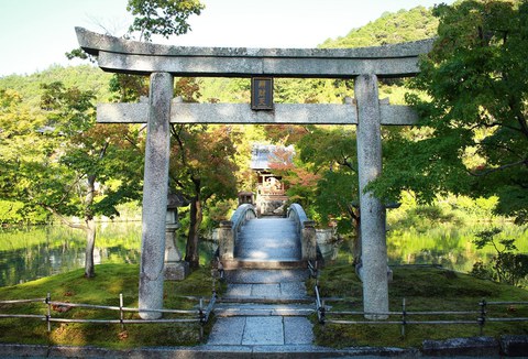 Torii eines kleinen Inselschreins