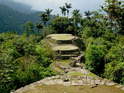 Steinfundamente vor Regenwaldlandschaft