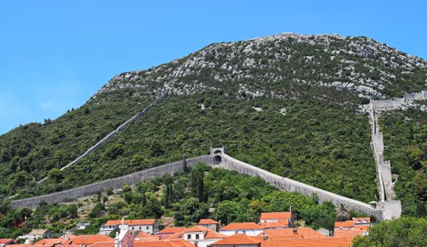 Festungsmauer auf Berg
