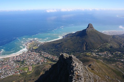 Bergaussicht auf weitere Gipfel, Kapstadt und das Meer